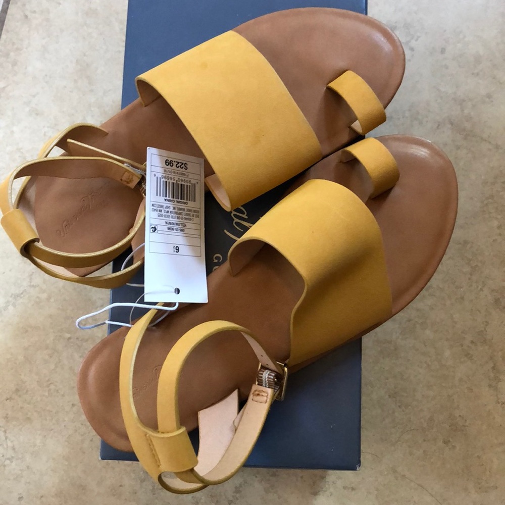 Universal Thread Sandals 6 1/2 NWT